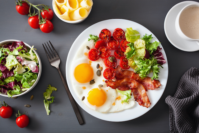 healthy keto diet breakfast: egg, tomatoes, salad leaves and bacon